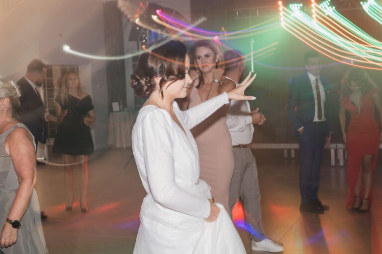 Panna młoda i druhny tańczące razem w rytmie hitów – wesele Pałac Suchary