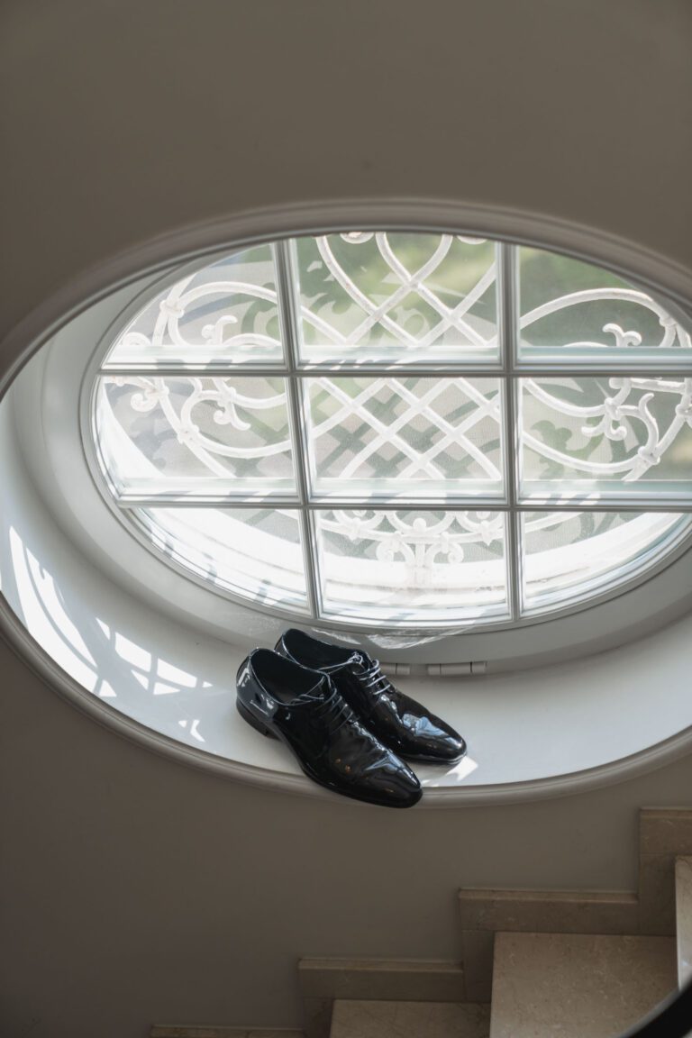 detale pana młodego w pałacowym korytarzu