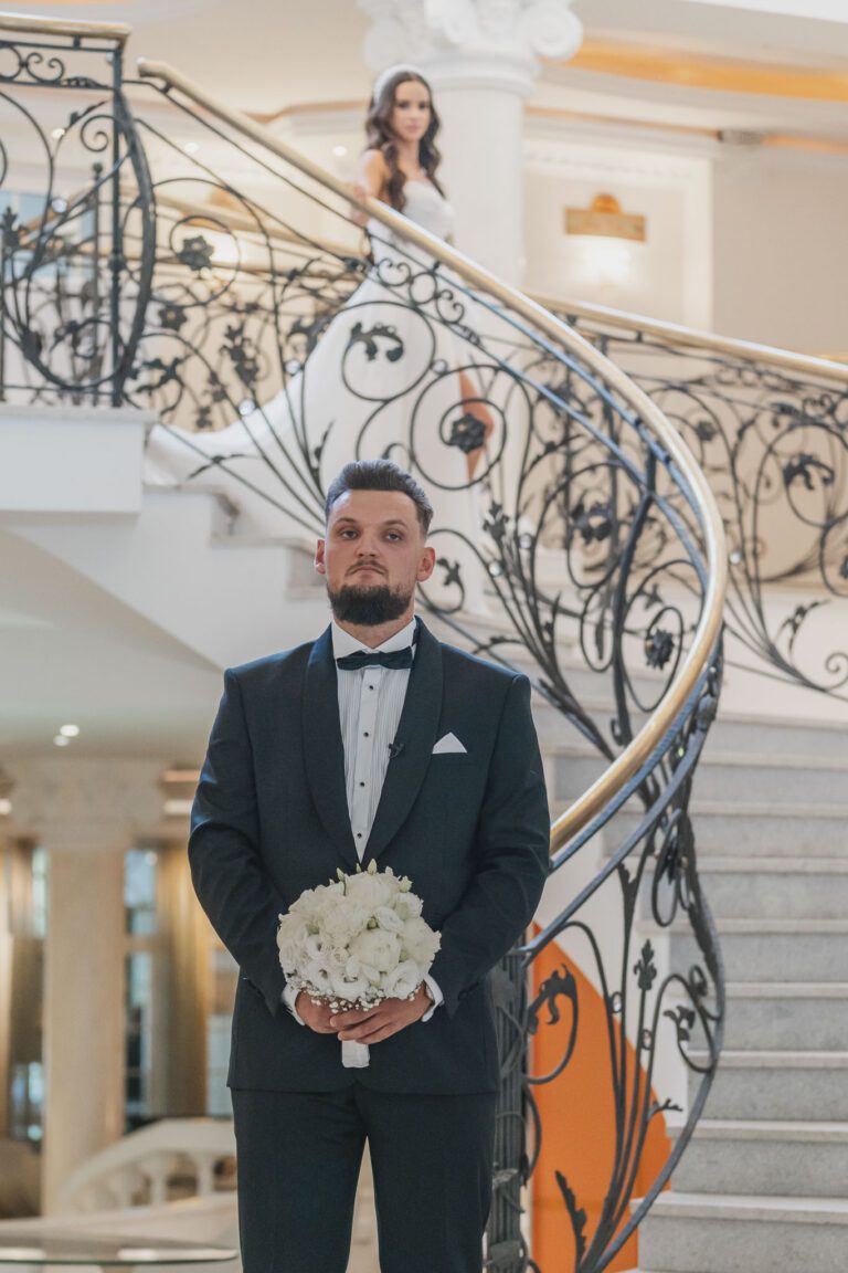 panna młoda zbliża się do narzeczonego– first look