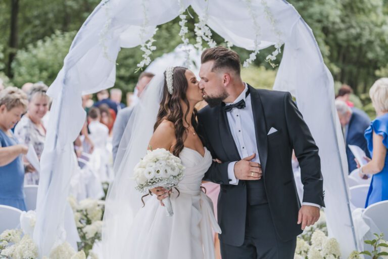 pocałunek na tle ceremonii