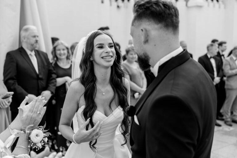 radość i miłość pary młodej ukazana na zdjęciu