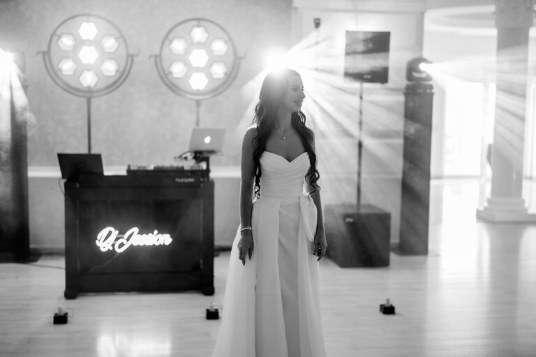 panna młoda tuż przed pierwszym tańcem