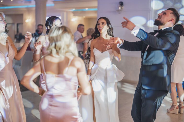 zabawa pary młodej na parkiecie