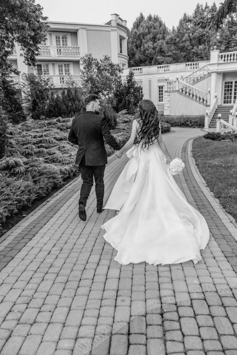 uciekająca para młoda w ogrodzie hotelu Windsor