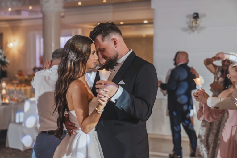 taniec ze świecą młodej pary