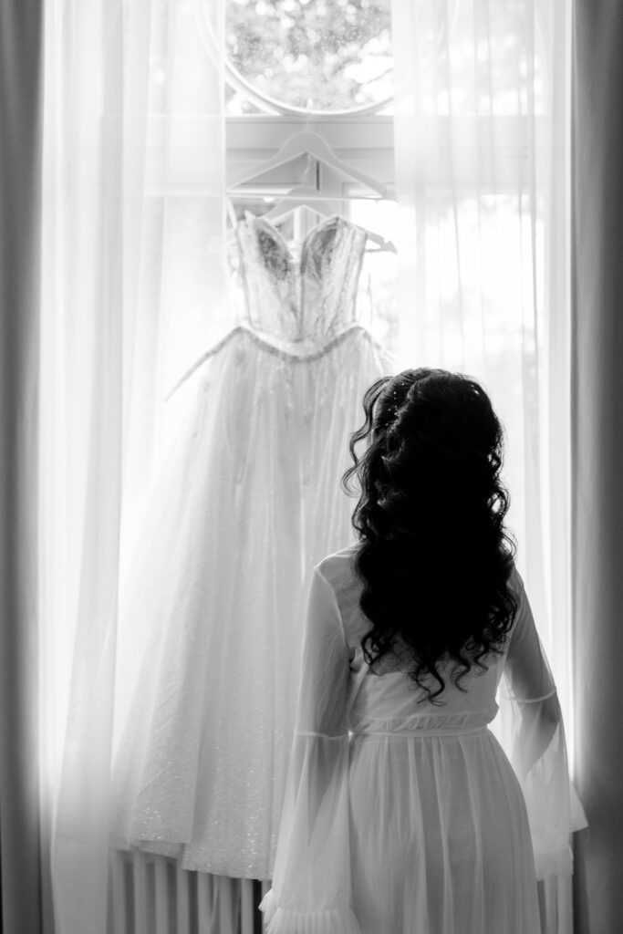 przygotowania panny młodej w pałacu | fotografia ślubna glamour