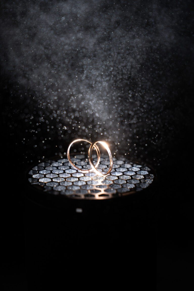 Weronika i Karol podczas ceremonii ślubnej w Kościele Cystersów w Mironicach