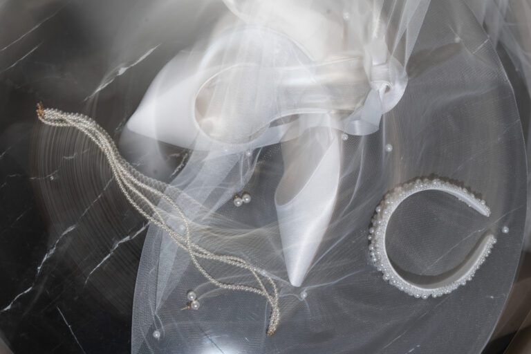 Para młoda Weronika i Karol wymienia obrączki w Mironicach