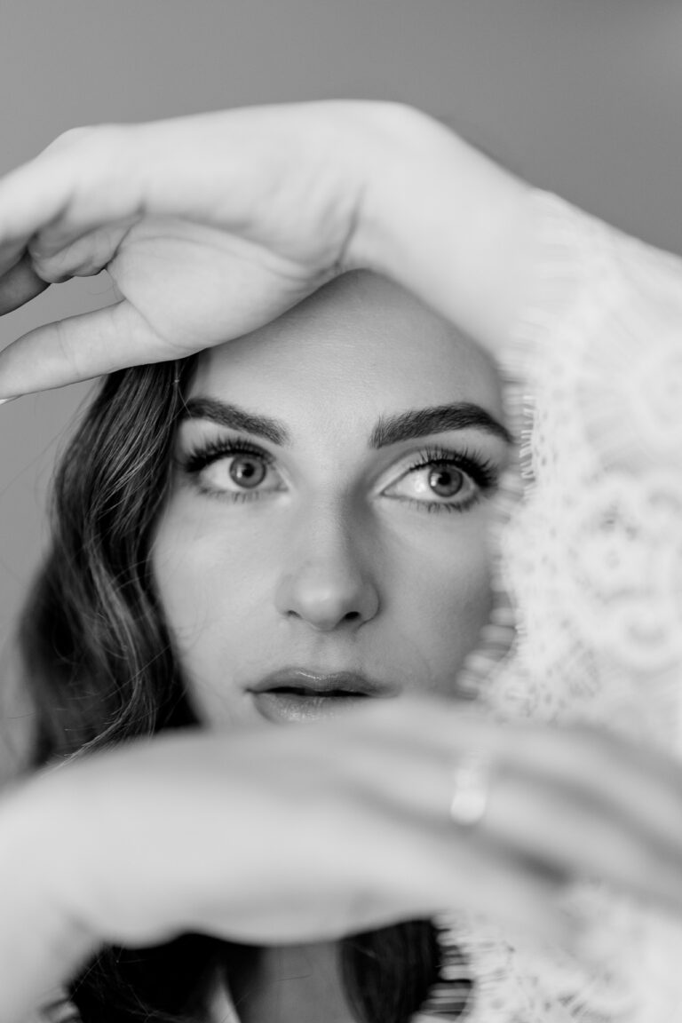 Przygotowania panny młodej do ślubu w domu