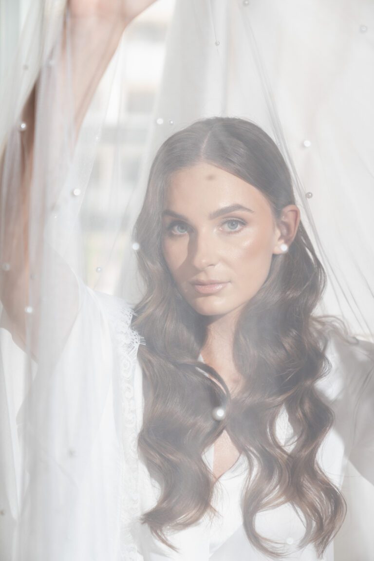 Weronika w sukni ślubnej i Karol w Mironicach