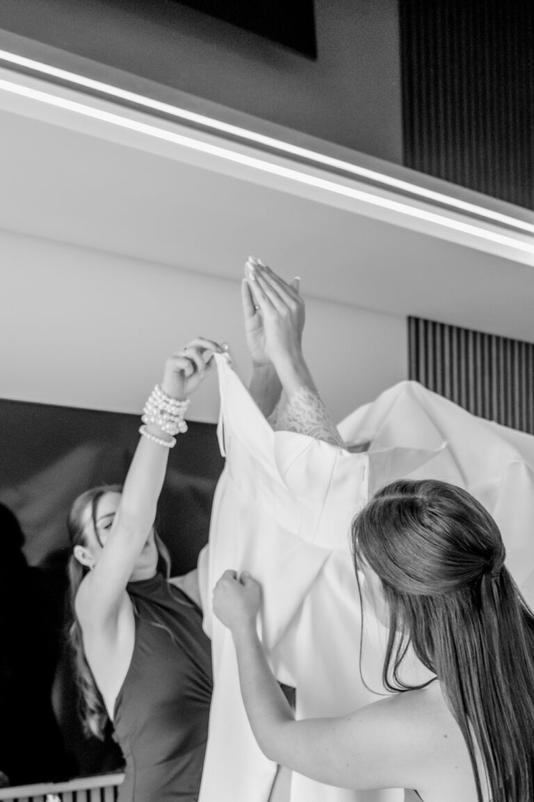 Weronika w sukni ślubnej i Karol w Mironicach