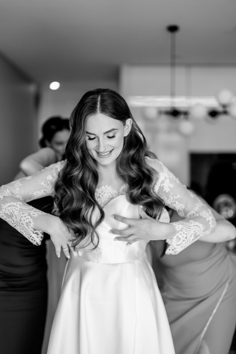 Weronika w sukni ślubnej i Karol w Mironicach