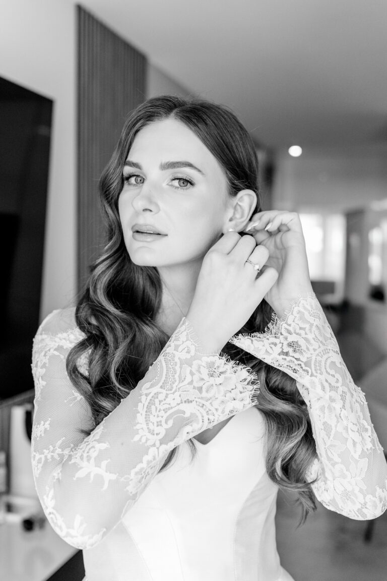 Weronika w sukni ślubnej i Karol w Mironicach