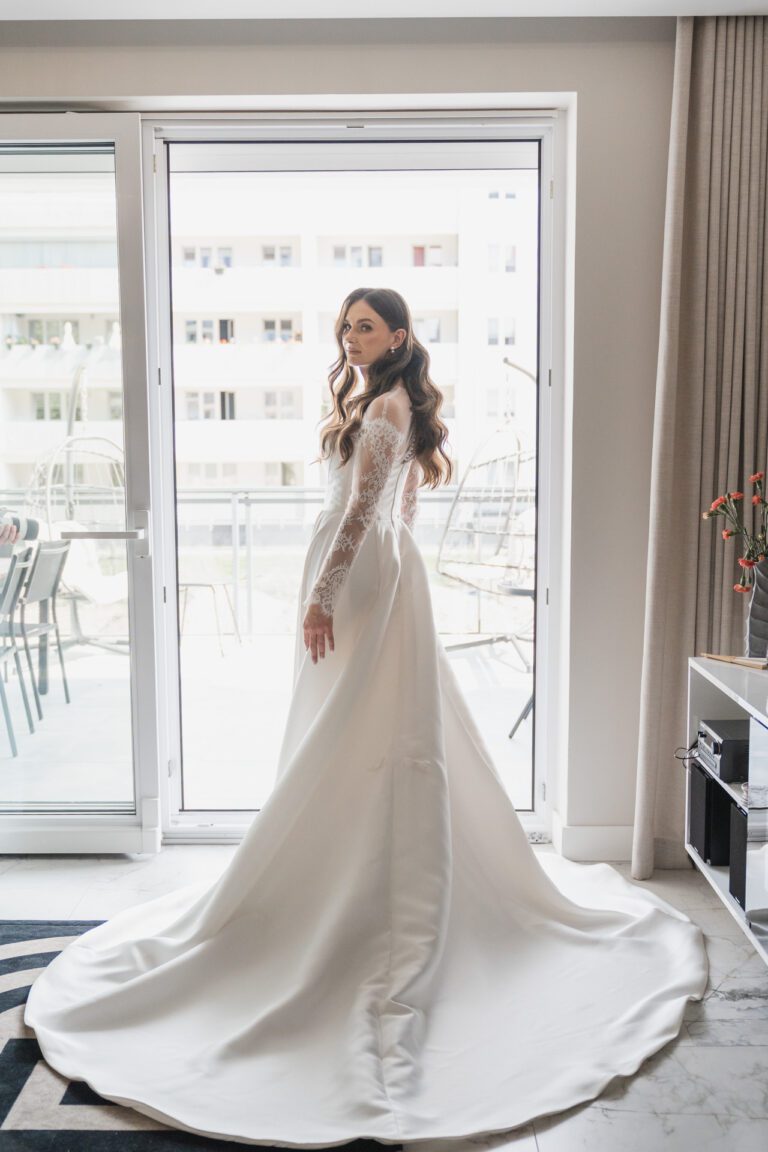 Weronika w sukni ślubnej i Karol w Mironicach