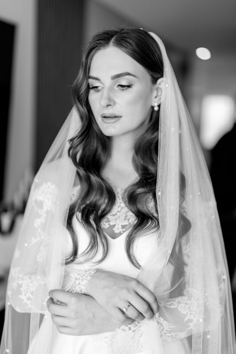 Para młoda podczas ceremonii ślubnej w kościele