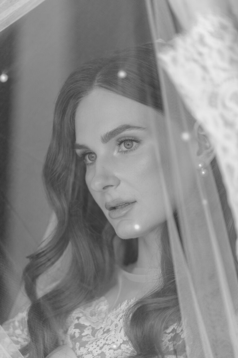 Weronika w sukni ślubnej i Karol w Mironicach