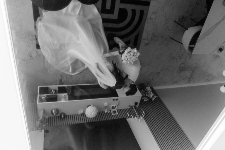 Weronika w sukni ślubnej i Karol w Mironicach