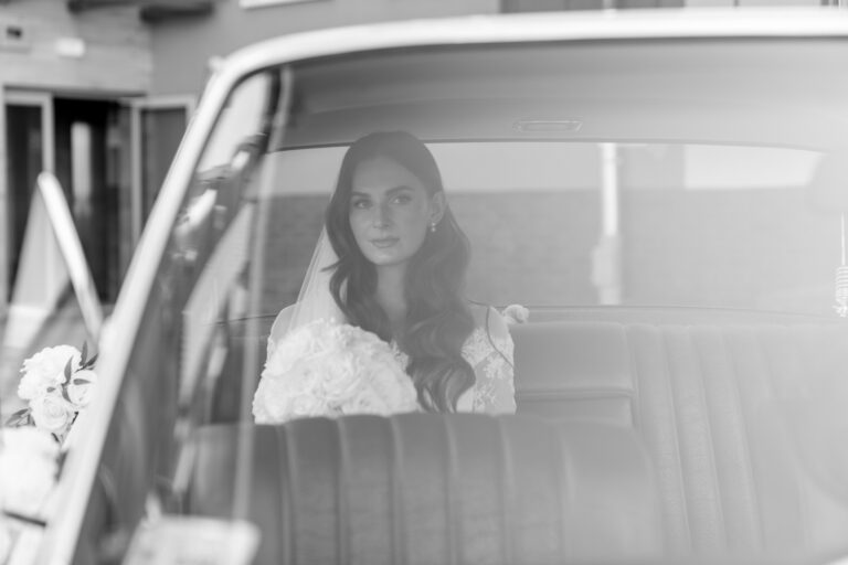 Para młoda podczas ceremonii ślubnej w kościele