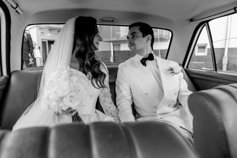 Para młoda pozująca do zdjęć w plenerze