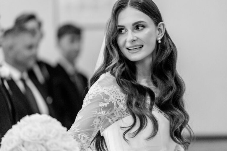 Weronika w sukni ślubnej i Karol w Mironicach