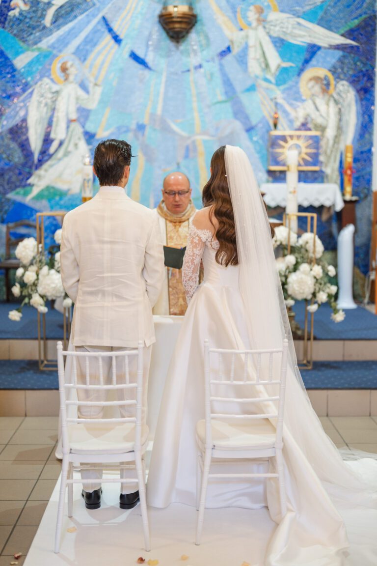 Weronika w sukni ślubnej i Karol w Mironicach