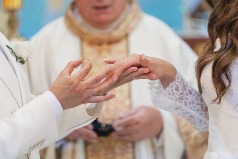 Weronika w sukni ślubnej i Karol w Mironicach