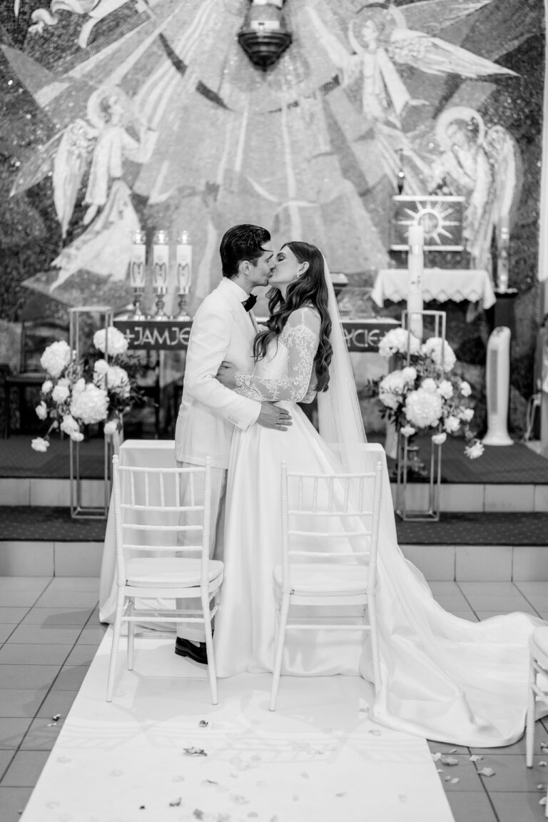 Weronika w sukni ślubnej i Karol w Mironicach