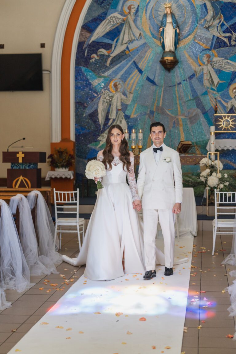 Weronika w sukni ślubnej i Karol w Mironicach