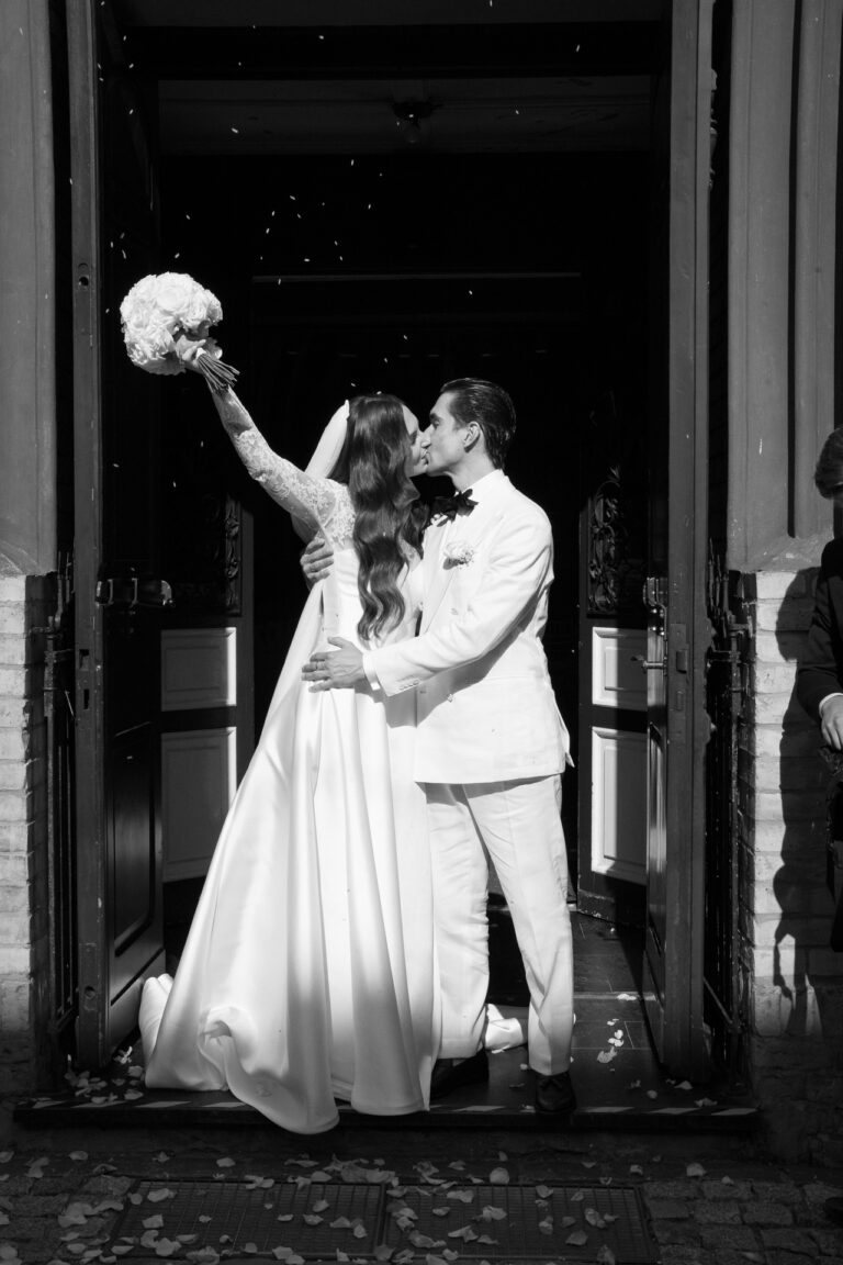 Weronika i Karol podczas ceremonii ślubnej w Kościele Cystersów w Mironicach