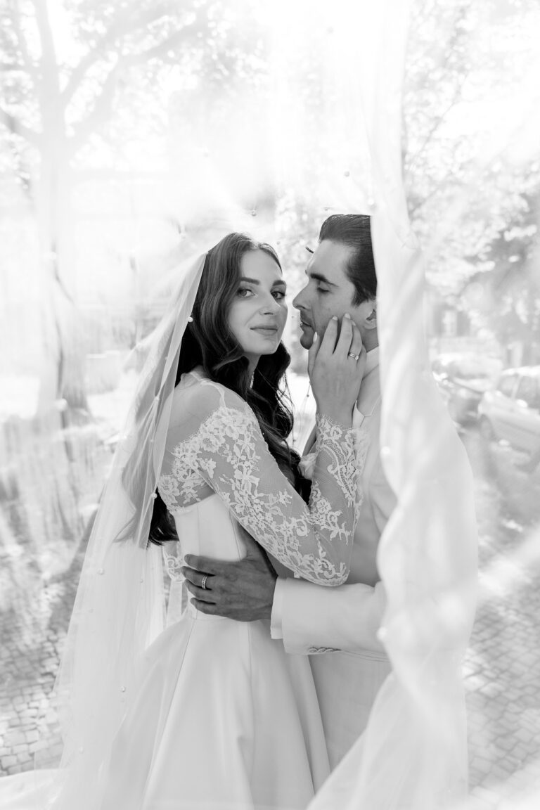 Para młoda Weronika i Karol wymienia obrączki w Mironicach