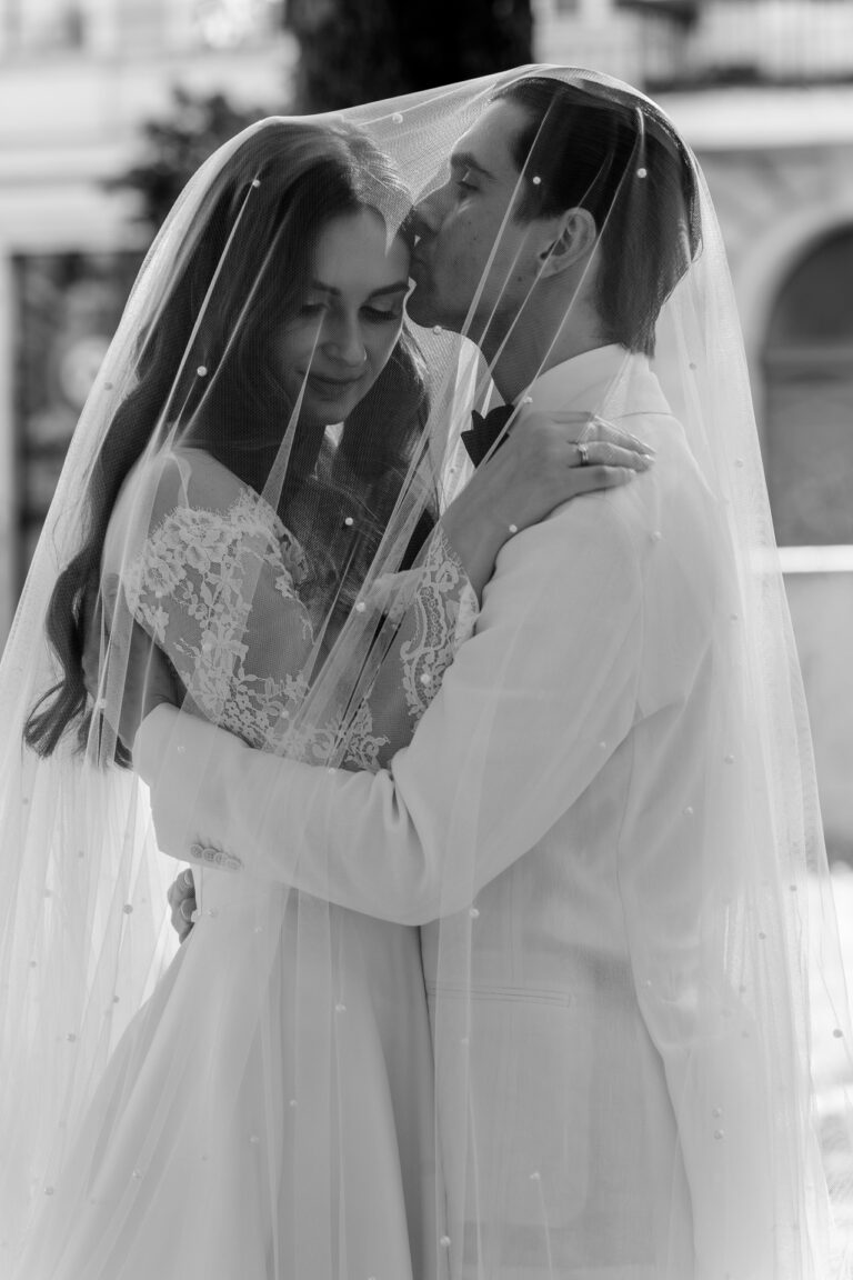 Para młoda podczas ceremonii ślubnej w kościele