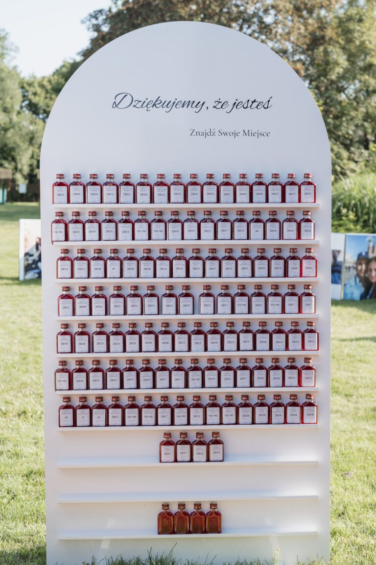 Weronika w sukni ślubnej i Karol w Mironicach