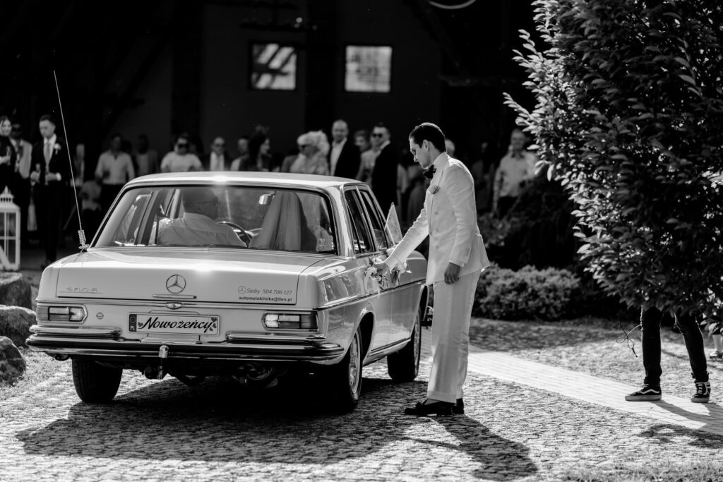 Weronika w sukni ślubnej i Karol w Mironicach