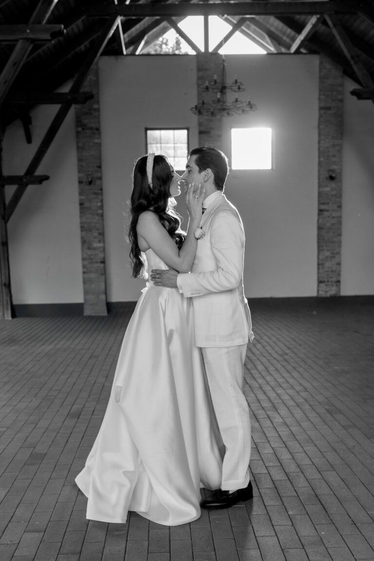 Weronika w sukni ślubnej i Karol w Mironicach