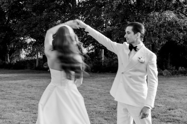 Weronika w sukni ślubnej i Karol w Mironicach