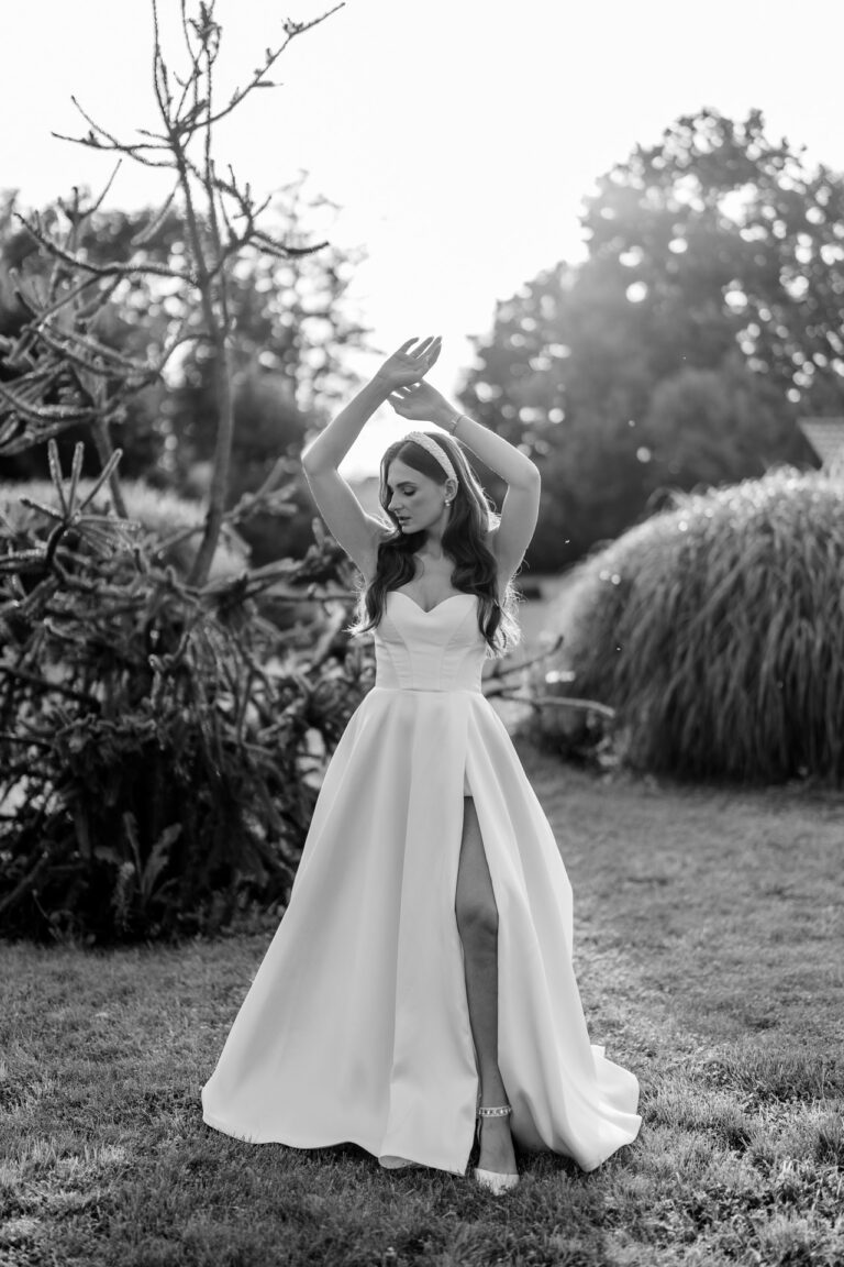 Para młoda Weronika i Karol wymienia obrączki w Mironicach