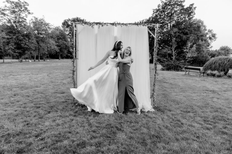 Para młoda pozująca do zdjęć w plenerze