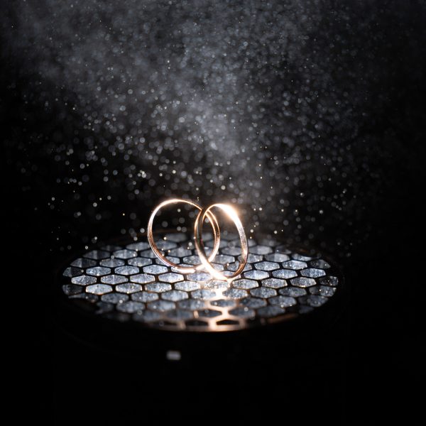 Weronika i Karol podczas ceremonii ślubnej w Kościele Cystersów w Mironicach