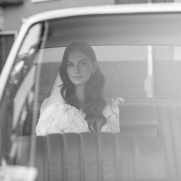 Para młoda podczas ceremonii ślubnej w kościele