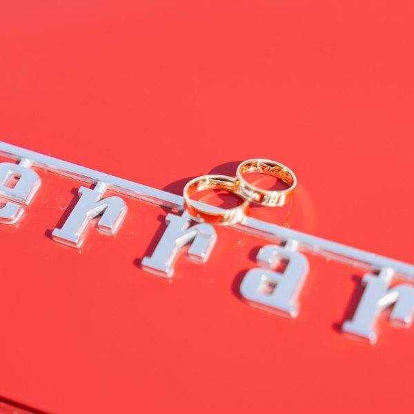 Artystyczna kompozycja ślubnych detali – elegancja i styl w fotografii premium 7. Szykowa