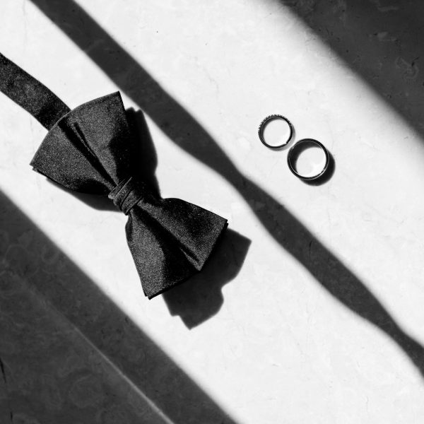 detale pana młodego na podłodze