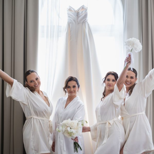druhny i panna młoda na tle sukni