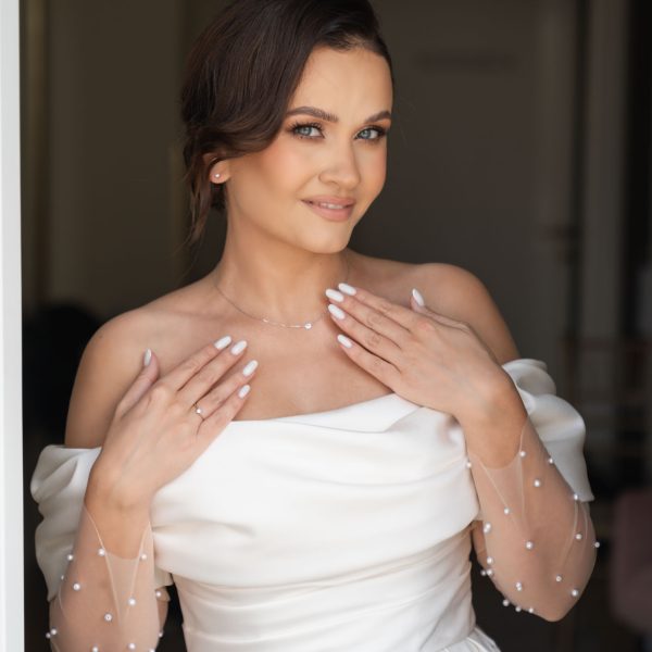 Panna młoda w eleganckim wnętrzu Pałacu Suchary