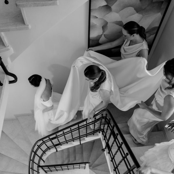 panna młoda z druhnami na schodach w pałacu suchary