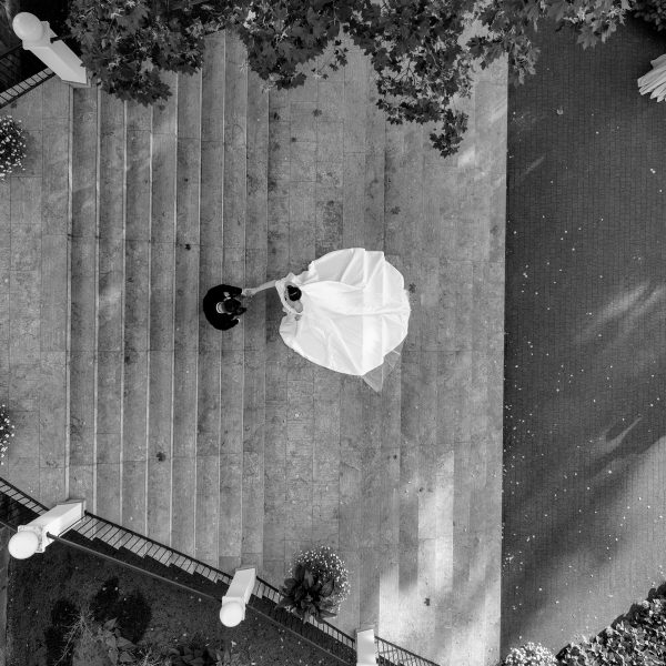 ujecie z drona młodej pary w pałacu suchary